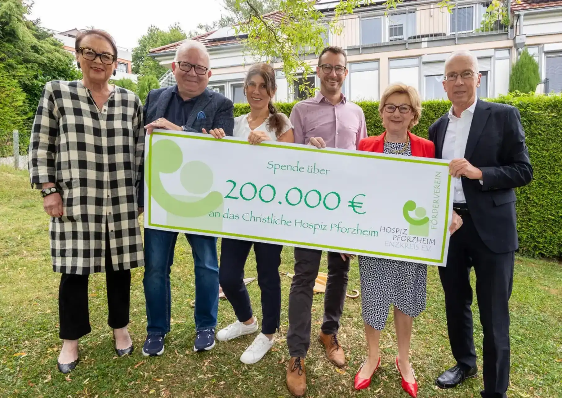 Die Freude so groß wie der Scheck: 200 000 Euro fürs Hospiz